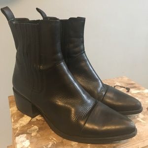 Vagabond Black Pointy Toe Ankle Booties